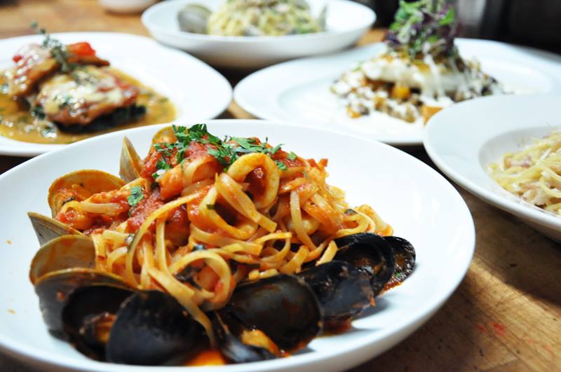 Dining Pescatore Restaurant Manhattan Full Table