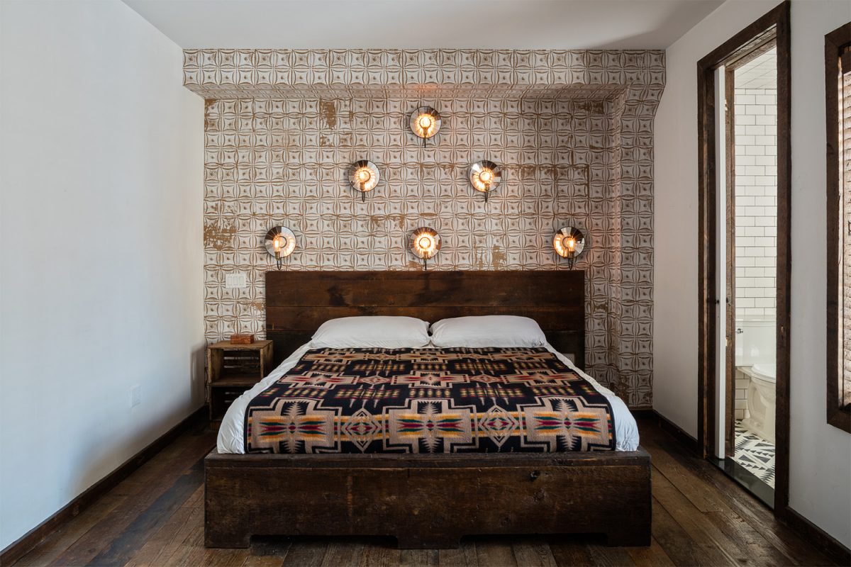 Urban Cowboy B&B Couple Tree House